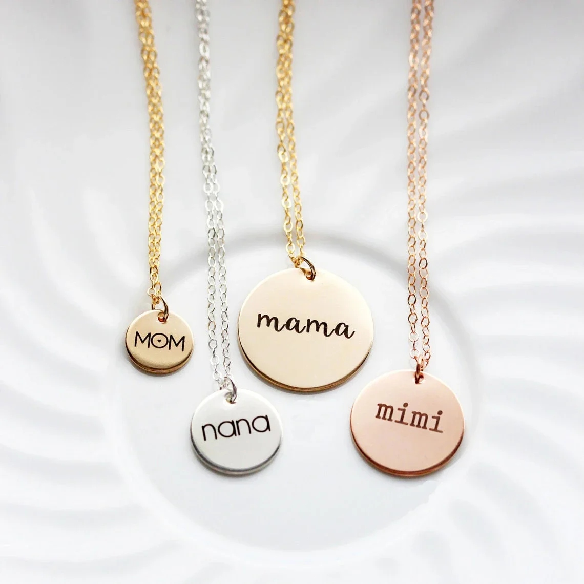 カスタム彫刻名日付ステンレススチールラウンドペンダントネック - Birth Flower Necklace のレビューと価格