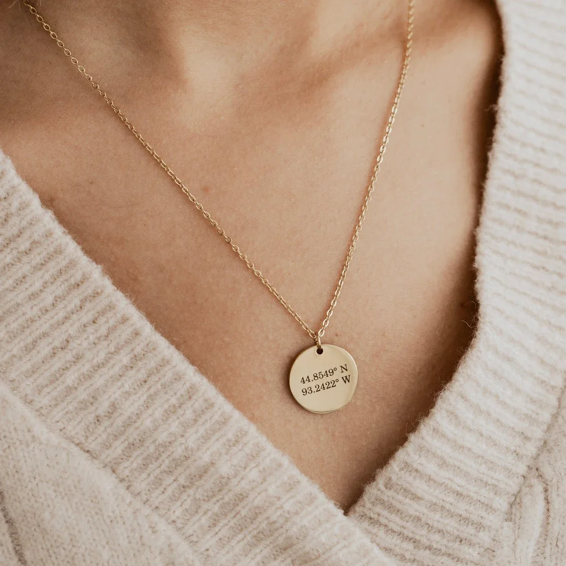 カスタム彫刻名日付ステンレススチールラウンドペンダントネック - Birth Flower Necklace のレビューと価格