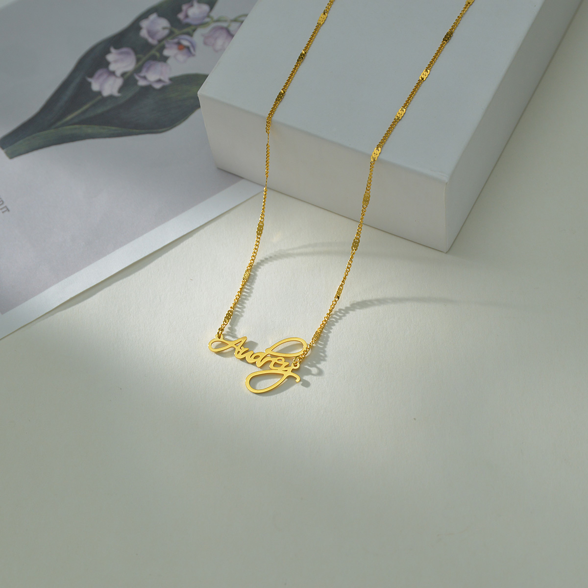 男性と女性のためのパーソナライズされた名前のatztideネ - Birth Flower Necklace のレビューと価格